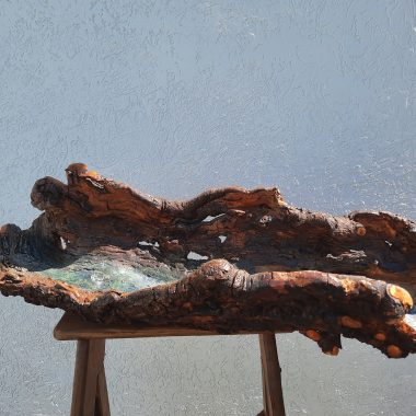 Ein ausgehöhlter halber Baumstamm, geschliffen, lackiert, mit Optik eines Wasserlaufs im Inneren. 85x23x35 cm