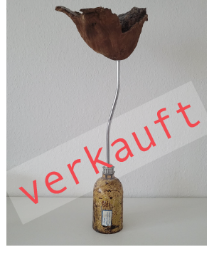 Kustobjekt aus Vollgutflasche Metall und Rinde