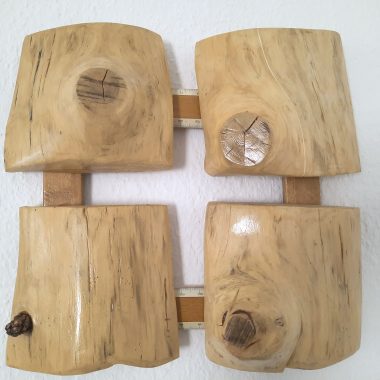 Skupltur Holz und Lineal vier Brustformen